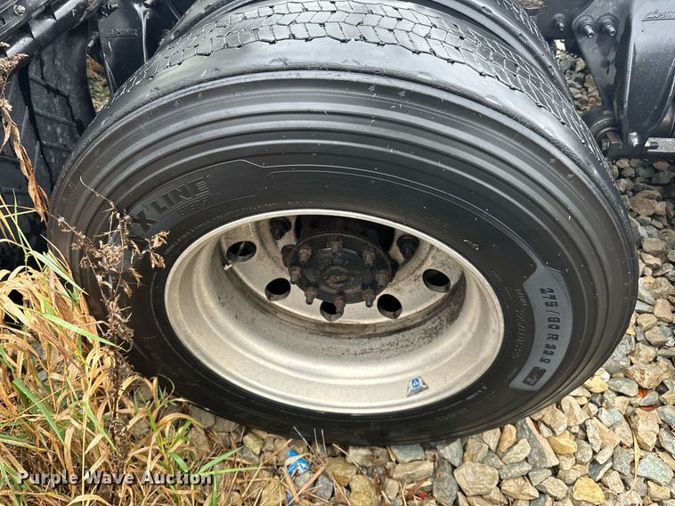 image for item YA0105 2014 Freightliner Cascadia 125 semi truck