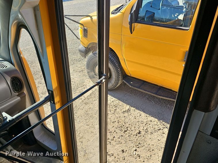 image for item DO7721 2000 Blue Bird E350 Super Duty school bus