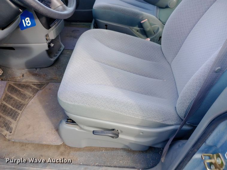 image for item DW0942 2006 Dodge Caravan van