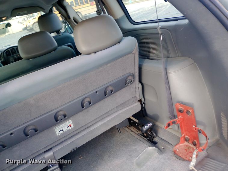 image for item DW0942 2006 Dodge Caravan van