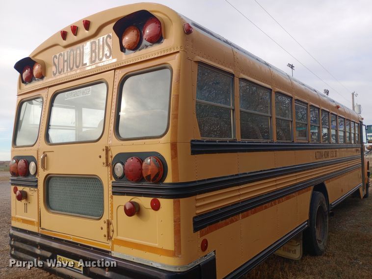 image for item DW0944 2003 International  3800 school bus