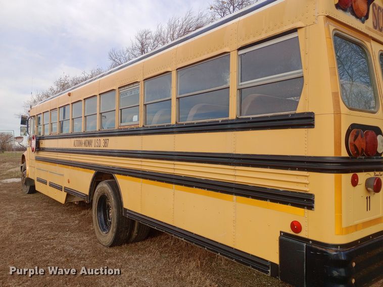 image for item DW0944 2003 International  3800 school bus