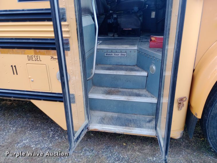 image for item DW0944 2003 International  3800 school bus