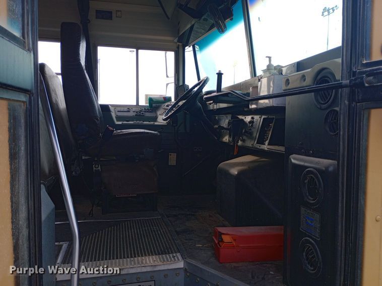 image for item DW0944 2003 International  3800 school bus