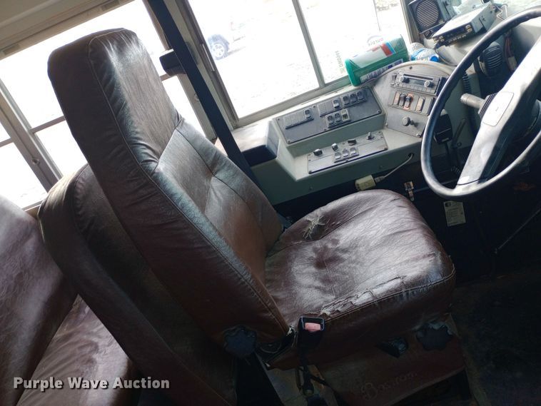 image for item DW0944 2003 International  3800 school bus