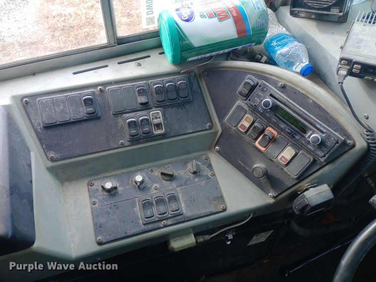 image for item DW0944 2003 International  3800 school bus