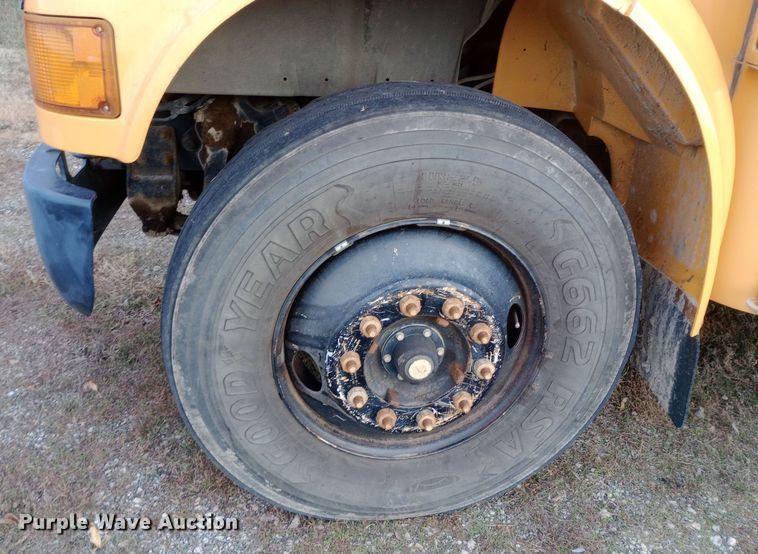 image for item DW0944 2003 International  3800 school bus