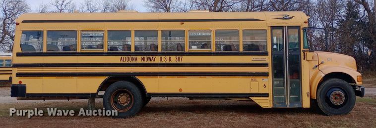 image for item DW0945 1999 International 3800 school bus