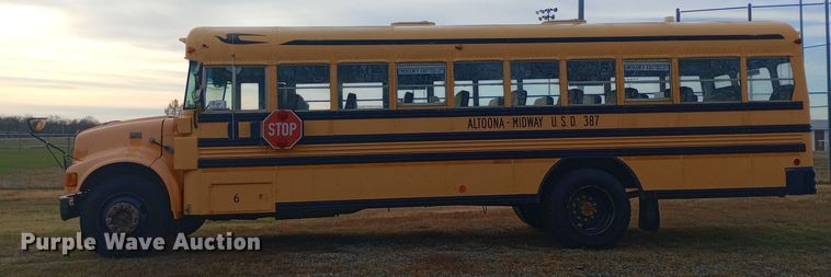 image for item DW0945 1999 International 3800 school bus