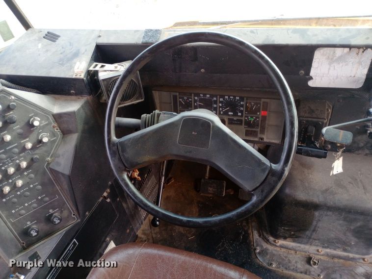 image for item DW0945 1999 International 3800 school bus