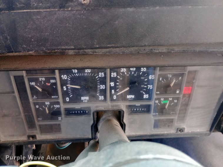 image for item DW0945 1999 International 3800 school bus