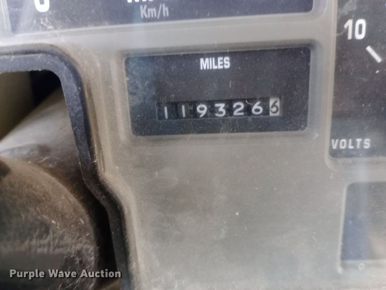 image for item DW0945 1999 International 3800 school bus