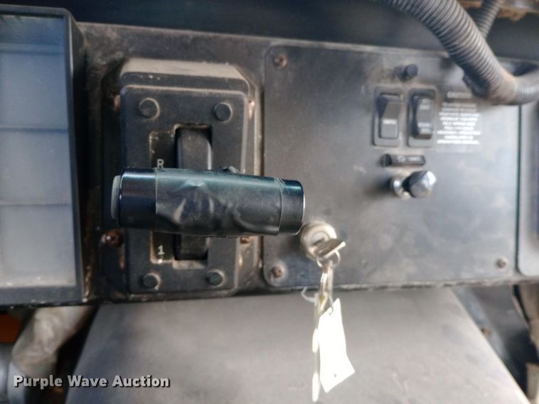 image for item DW0945 1999 International 3800 school bus