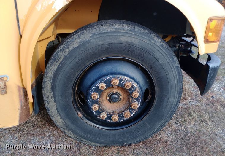 image for item DW0945 1999 International 3800 school bus