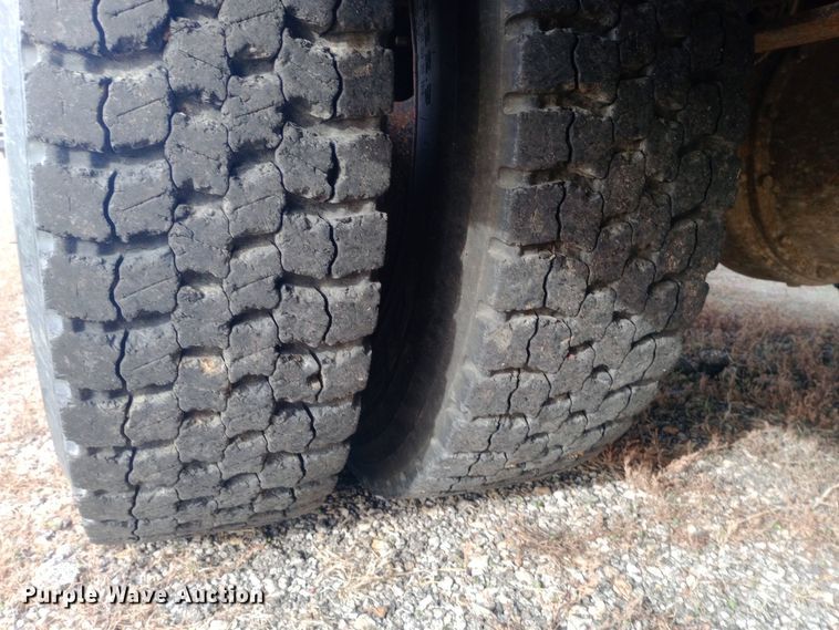 image for item DW0945 1999 International 3800 school bus