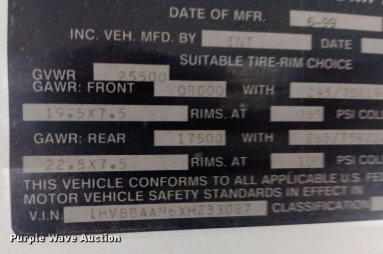 image for item DW0945 1999 International 3800 school bus