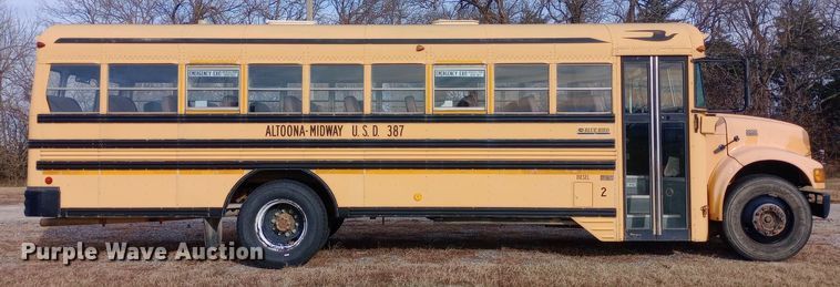 image for item DW0946 2000 International 3800 school bus