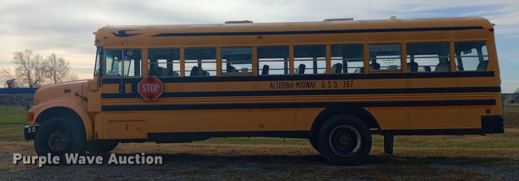 image for item DW0946 2000 International 3800 school bus