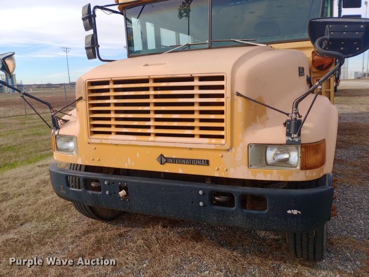 image for item DW0946 2000 International 3800 school bus