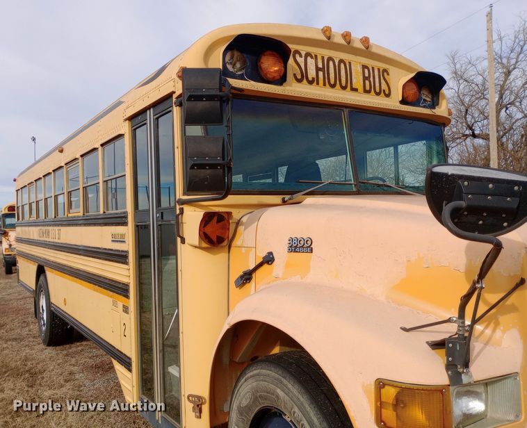 image for item DW0946 2000 International 3800 school bus