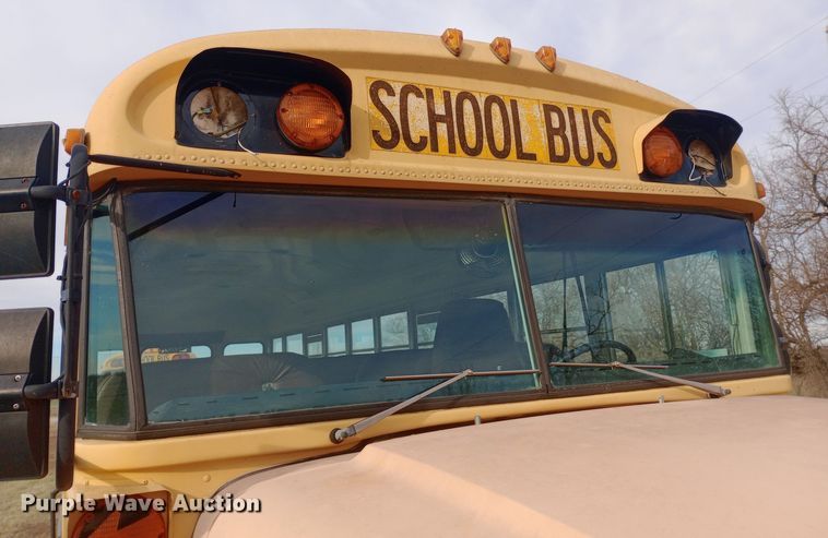 image for item DW0946 2000 International 3800 school bus