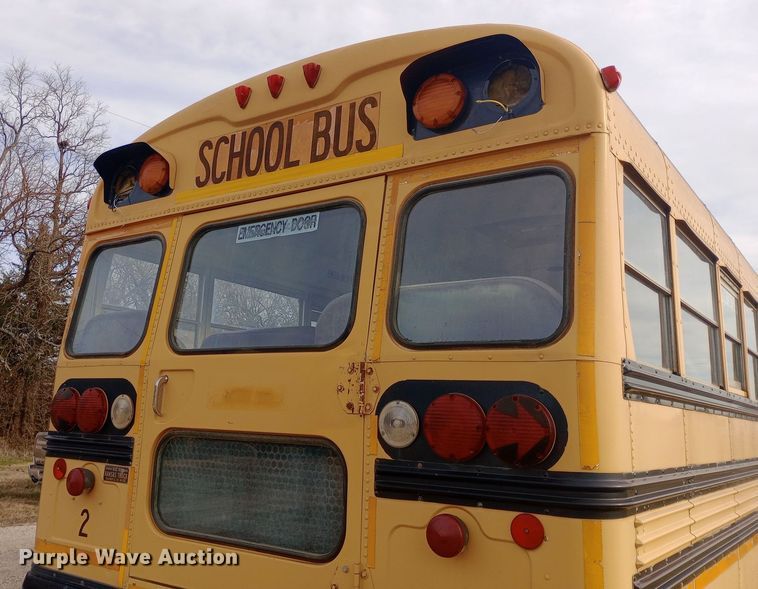 image for item DW0946 2000 International 3800 school bus