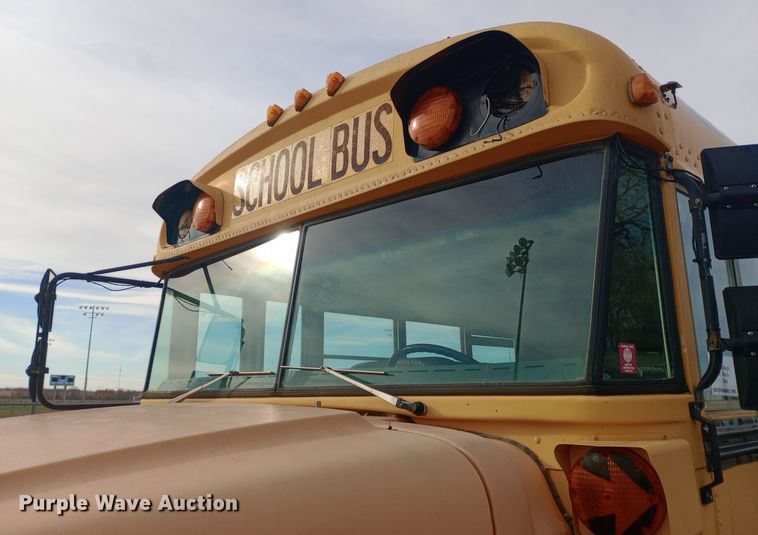image for item DW0946 2000 International 3800 school bus