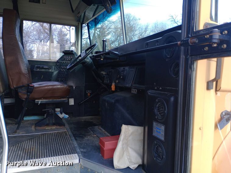 image for item DW0946 2000 International 3800 school bus