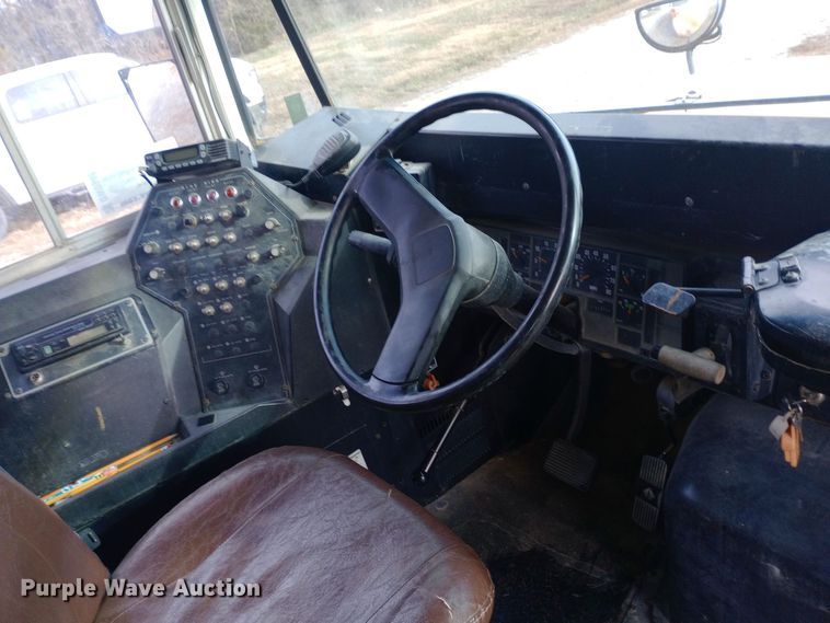 image for item DW0946 2000 International 3800 school bus