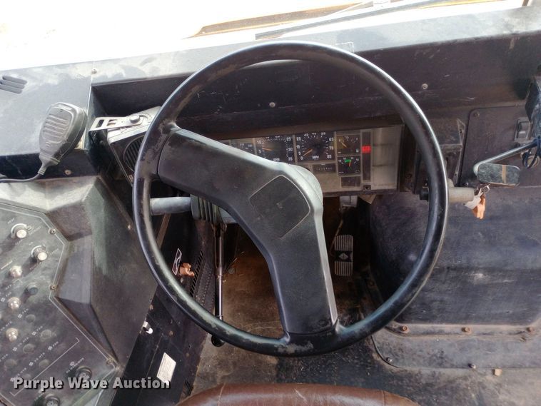 image for item DW0946 2000 International 3800 school bus