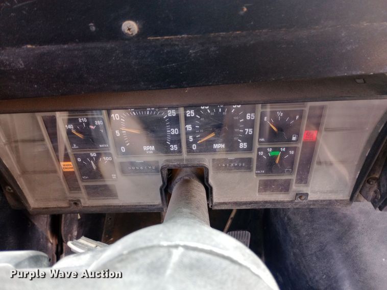 image for item DW0946 2000 International 3800 school bus