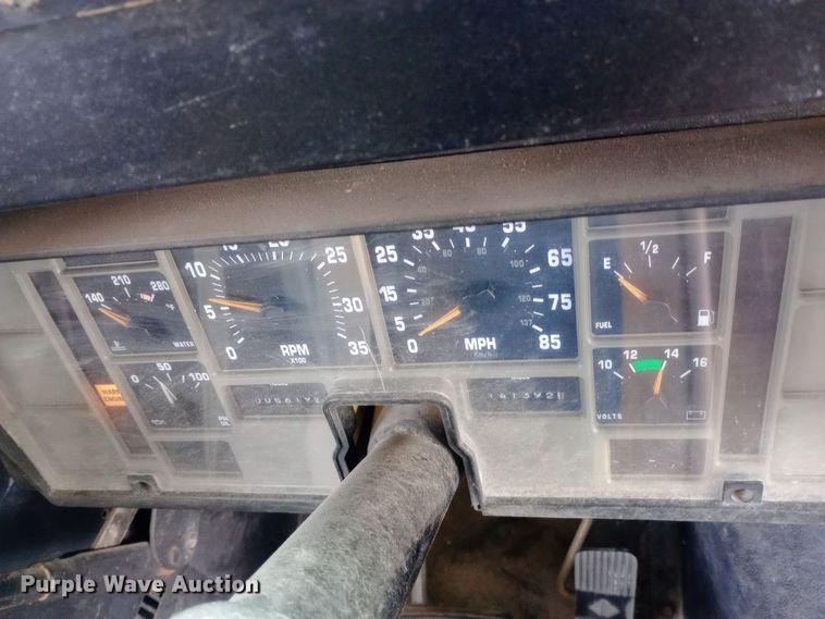 image for item DW0946 2000 International 3800 school bus