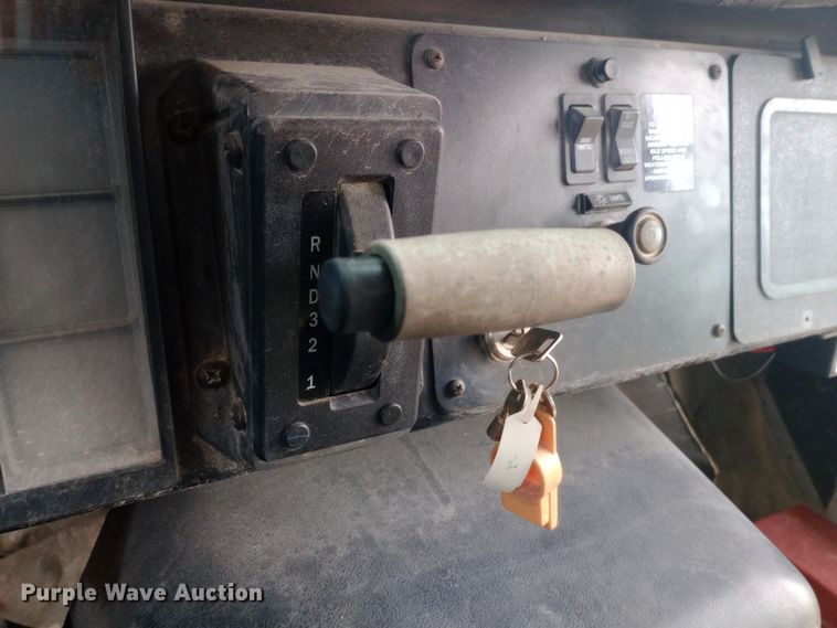 image for item DW0946 2000 International 3800 school bus