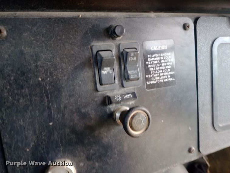 image for item DW0946 2000 International 3800 school bus