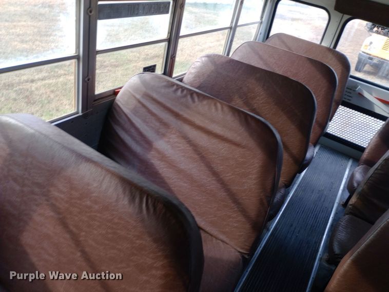 image for item DW0946 2000 International 3800 school bus