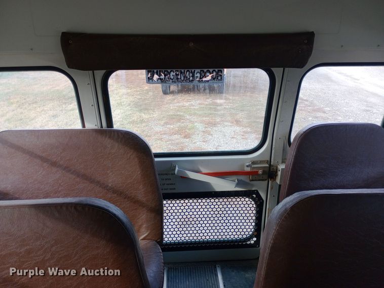 image for item DW0946 2000 International 3800 school bus