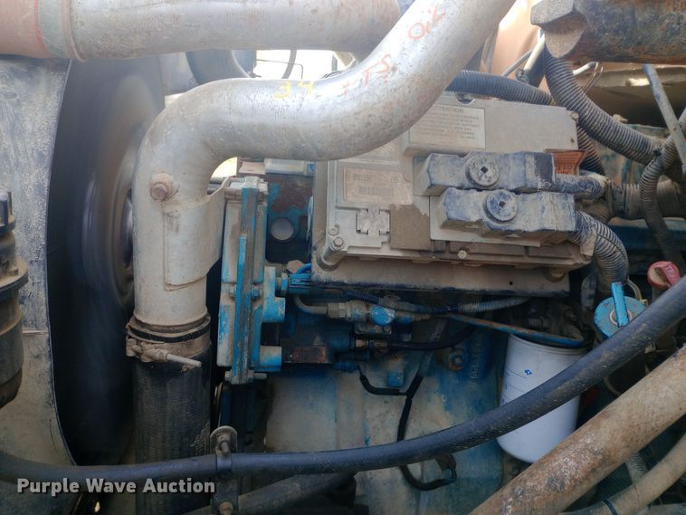 image for item DW0946 2000 International 3800 school bus