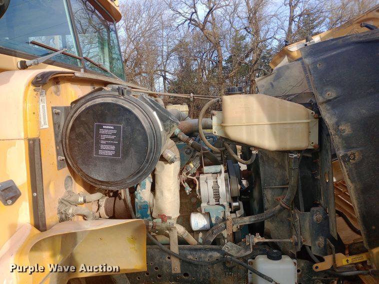 image for item DW0946 2000 International 3800 school bus