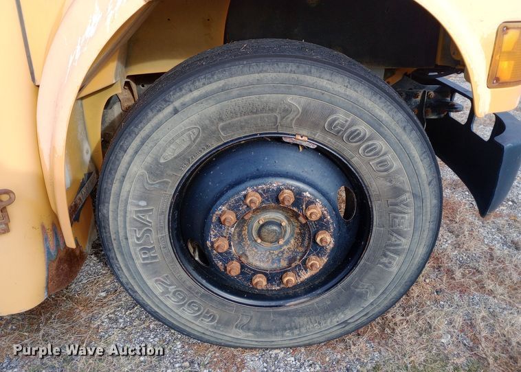 image for item DW0946 2000 International 3800 school bus