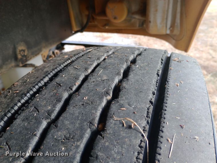 image for item DW0946 2000 International 3800 school bus