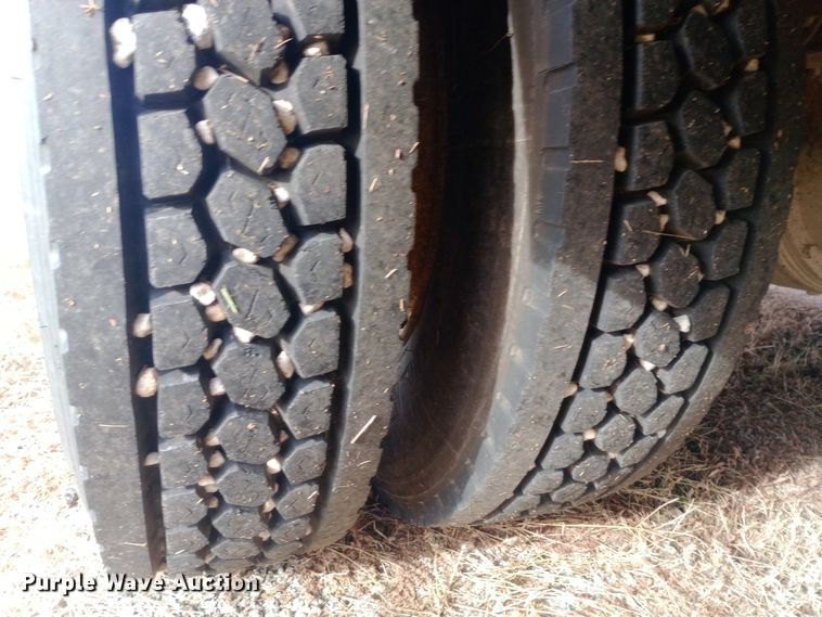 image for item DW0946 2000 International 3800 school bus