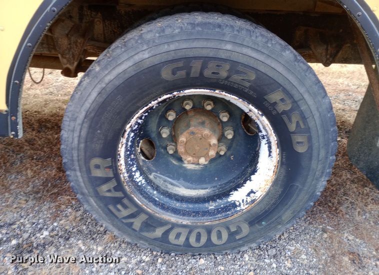 image for item DW0946 2000 International 3800 school bus