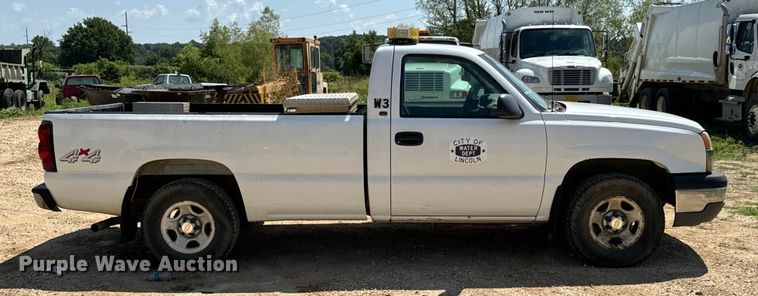 image for item DX0913 2004 Chevrolet Silverado 1500 pickup truck