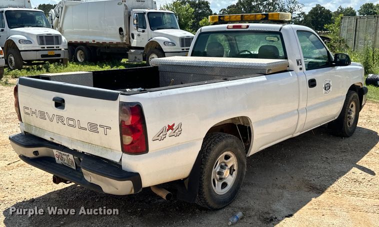 image for item DX0913 2004 Chevrolet Silverado 1500 pickup truck