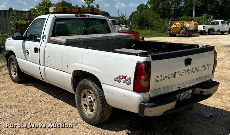 image for item DX0913 2004 Chevrolet Silverado 1500 pickup truck