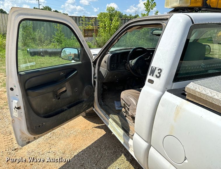 image for item DX0913 2004 Chevrolet Silverado 1500 pickup truck