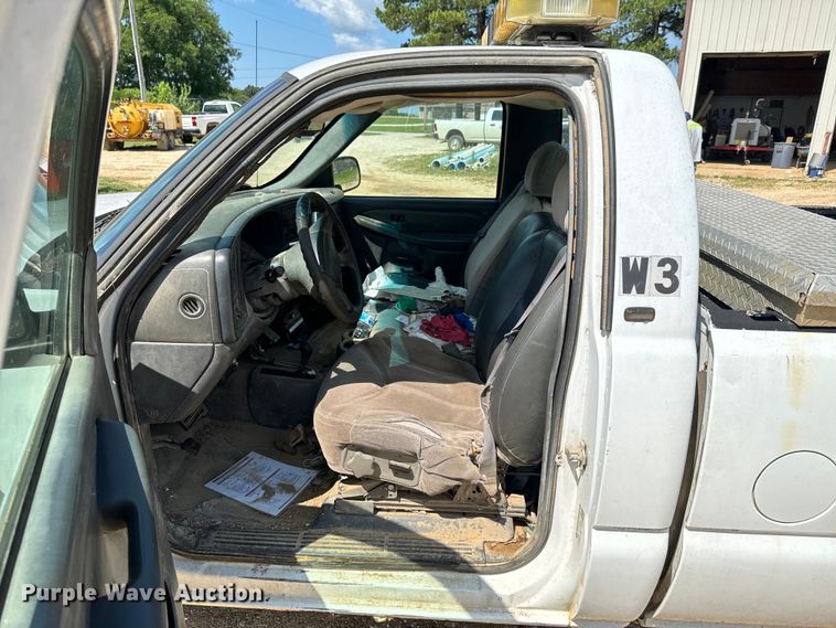 image for item DX0913 2004 Chevrolet Silverado 1500 pickup truck