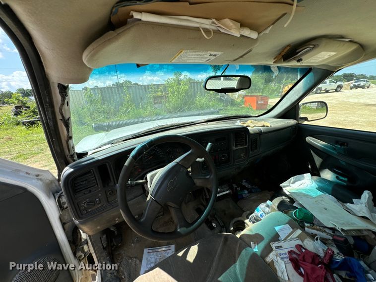 image for item DX0913 2004 Chevrolet Silverado 1500 pickup truck