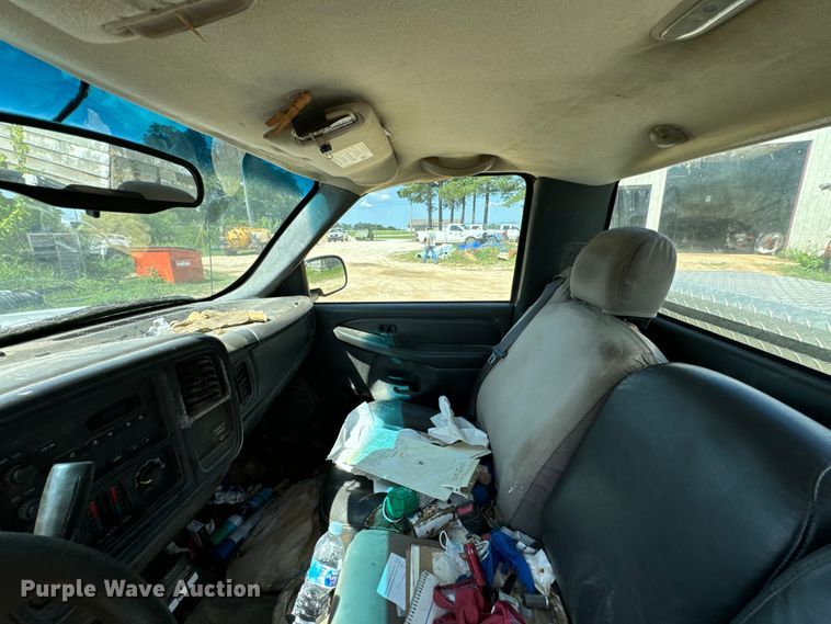 image for item DX0913 2004 Chevrolet Silverado 1500 pickup truck