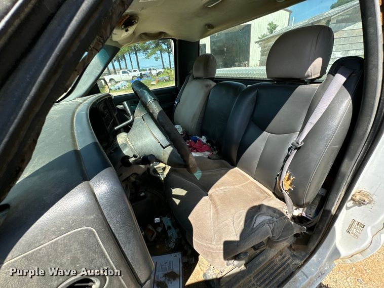 image for item DX0913 2004 Chevrolet Silverado 1500 pickup truck